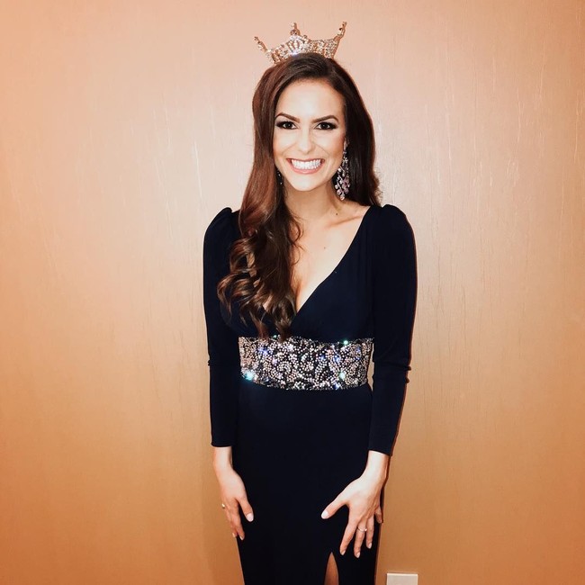 Setelah terpilih menjadi Miss Virginia 2019, ia akan berkeliling negara bagian dengan berbagai organisasi dan sekolah untuk mempromosikan dampak sosial. Itu semua pun harus dilakukan selagi Camille menyelesaikan kuliahnya untuk mendapat gelar doktor di jurusan farmasi. Foto: Instagram @camilleschrier