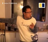 Suami Idaman! Pria Ini Suka Joget Sambil Masak dan Bersih-bersih Rumah