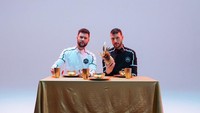Santai bersama seorang temannya, Scott berpose di depan meja dengan alat makan lengkap. Gelas, piring dan mangkuk yang digunakan tampak mewah berwarna keemasan. Foto: instagram @calumscott