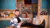 Lewat instagramnya, pria kelahiran 12 Oktober 1988 ini diketahui hobi santai sambil ngopi. Lihat saja salah satu momennya ketika minum kopi sambil membaca koran.  Foto: instagram @calumscott
