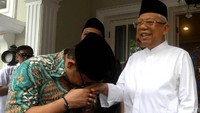 Begini momen saat Cak Imin cium tangan Maruf Amin di kediamannya di Rumah Situbondo, Menteng, Jakarta Pusat, Jumat (5/7/2019).