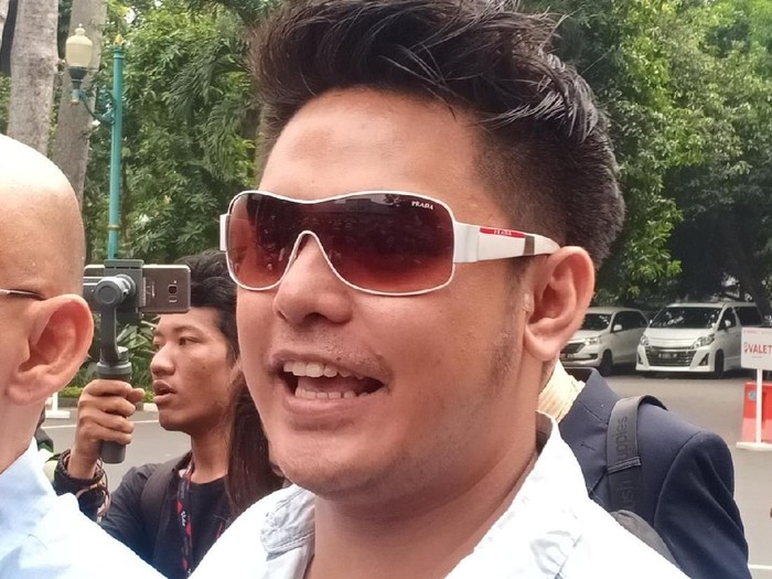 Berkacamata Prada, Galih Ginanjar Penuhi Panggilan Polisi Soal Ikan Asin Berkacamata Prada, Galih Ginanjar Penuhi Panggilan Polisi Soal Ikan Asin