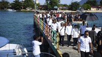 Presiden Joko Widodo (Jokowi) mengawali kegiatan di Provinsi Sulawesi Utara (Sulut) hari ini dengan menyambangi kawasan wisata laut Taman Nasional Bunaken. Selain didampingi oleh sejumlah menteri, Jokowi juga ditemani Ibu Negara Iriana.