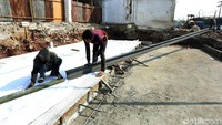 Jalan tersebut dilebarkan dengan cara dibeton.