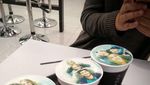 Super Kreatif! Ada Kafe di Dalam Mobil hingga Makan di Lubang WC