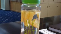 Sebotol infused water jadi bekal Nunik saat menjalani aktivitas. Ia membuat infused water dengan potongan bua nanas segar.  Foto: instagram @noenia_ch