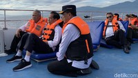 Menteri Perhubungan Budi Karya Sumadi terlibat dalam perbincangan itu. Budi tampak duduk lesehan di sebelah kiri Jokowi. Sementara di sebelah kanan Jokowi terlihat Menteri Pekerjaan Umum dan Perumahan Rakyat (PUPR) Basuki Hadimuljono.