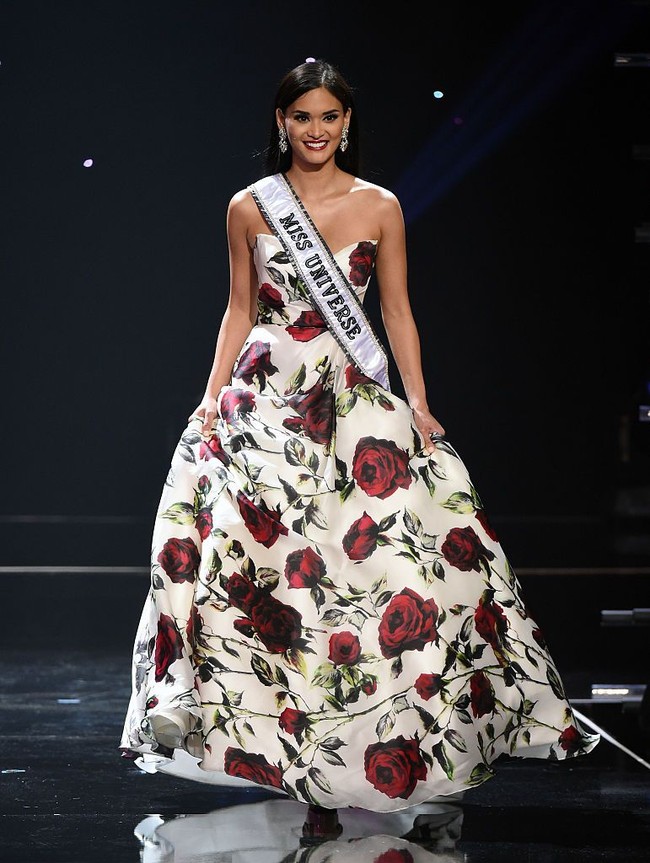 Pia Wurtzbach mengatakan dirinya menjadi pencari nafkah keluarga sejak usianya 11 tahun. Saat itu dia melakoni berbagai pekerjaan mulai dari buruh pabrik, pelayan hingga model. Semua dilakukannya untuk membantu ibunya yang sudah bercerai dari ayahnya. Foto: Ethan Miller/Getty Images