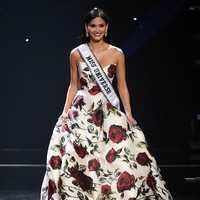 Pia Wurtzbach mengatakan dirinya menjadi pencari nafkah keluarga sejak usianya 11 tahun. Saat itu dia melakoni berbagai pekerjaan mulai dari buruh pabrik, pelayan hingga model. Semua dilakukannya untuk membantu ibunya yang sudah bercerai dari ayahnya. Foto: Ethan Miller/Getty Images