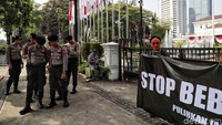 Aksi ini mendapat penjagaan dari aparat kepolisian.
