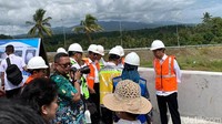 Presiden Joko Widodo (Jokowi) meninjau proyek Tol Manado-Bitung hari ini, Jumat (5/7/2019).