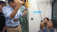Ahok yang ditemani Sean terlihat berbicara dengan sejumlah penumpang MRT. Foto: Instagram @basukibtp
