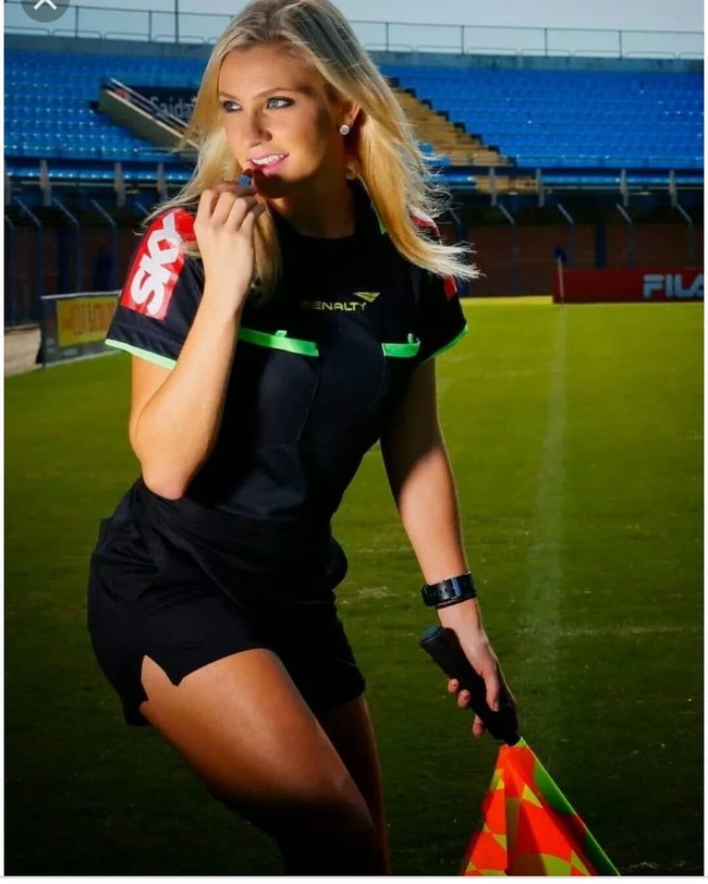 Sosok Fernanda sempat menyita perhatian karena aksi jahilnya saat menjadi wasit. Foto: Instagram @fernandacolomboreal
