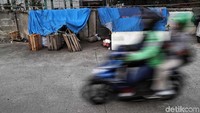 Gubuk liar itu sebelumnya pernah ditertibkan oleh Pemprov DKI Jakarta pada tahun 2017 lalu. Namun, kini sejumlah gubuk liar kembali berdiri dan membuat kawasan tersebut nampak kumuh.