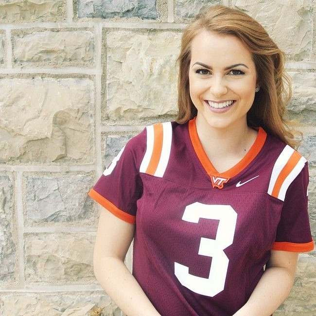 Berhasil memikat juri dengan bakatnya, ia pun mengungkap kebanggaannya di Instagram. Apakah hidup kamu pernah berubah secara instan? Semalam hidupku berubah saat aku dimahkotai Miss Virginia 2019. Aku bahkan tidak bisa bilang aku pernah memimpikan momen ini karena aku tidak berpikir ini bisa terjadi bahkan dalam mimpi terliarku, katanya. Foto: Instagram @camilleschrier