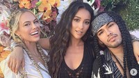 Shay memang lebih sering berpose dengan rekan-rekannya dan hampir tak ada foto dirinya bersama Matte. Dok. Instagram/shaymitchell