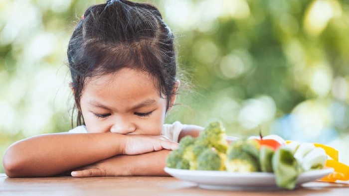 1001955732 Asian child does not like to eat vegetables and refuse to eat healthy vegetables