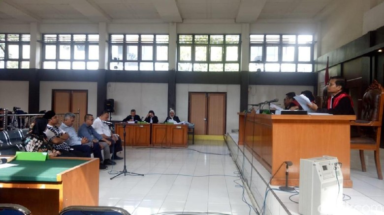 Lima Komisioner KPU Palembang Dihukum 1 Tahun Percobaan Lima Komisioner KPU Palembang Dihukum 1 Tahun Percobaan