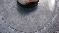 Katanya sushi ini termasuk vegan dan bebas gluten. Sudah pasti benar karena isian sushi hanya gari atau acar jahe saja. Sedih! Foto: Istimewa