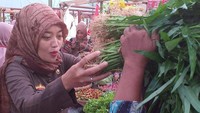 Momen kulineran ala Nunik juga sangat beragam, ia kadang memanerkan santapannya tapi tak jarang ia juga pose di pasar. Seperti momen blusukan yang satu ini.  Foto: instagram @noenia_ch