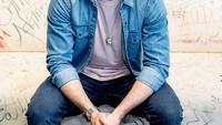 Calum Scott tercatat sebagai salah satu penyanyi yang akan tampil memeriahkan gelaran Prambanan Jazz. Pelantun lagu Dancing On My Own ini juga kerap eksis saat menikmati aneka makanan. Foto: instagram @calumscott