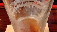 Agar para pelayan tak salah angkat. Restoran ini sediakan tanda yang dapat ditinggalkan pengunjung di depan gelas mereka, agar minuman mereka tak dibersihkan pelayan. Foto: Boredpanda