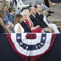 Air hujan membuat rambut Melania Trump terlihat lepek. Namun, itu tak mengurangi rasa percaya diri istri ketiga Donald Trump tersebut untuk tetap eksis di depan publik. (Foto: Getty Images)