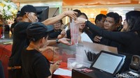 Para staf Goola pun terlihat kewalahan meladeni para pembeli. Mereka menggunakan penutup mulut dan apron cokelat. Foto: dok.detikFood/Dewi Anggraini
