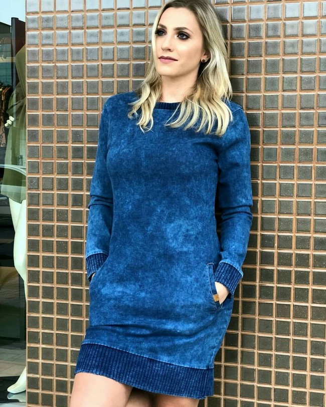 Pesona kecantikannya tak kalah dengan seorang model saat berpose tanpa seragam wasit. Foto: Instagram @fernandacolomboreal