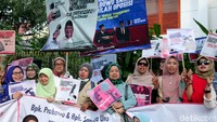 Emak-emak tersebut nampak membawa beragam poster dan spanduk menolak rekonsiliasi.