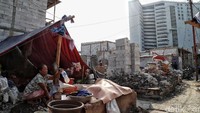 Meski begitu, masih ada sejumlah warga yang tinggal di tenda dengan atap terpal karena tidak memiliki biaya untuk kembali membangun rumah di kawasan tersebut.