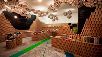 Di Brisbane ada kafe yang punya desain menarik, lengkap dengan meja  dan rak yang semuanya terbuat dari susunan gelas karton berwarna cokelat untuk kopi.  Foto: Boredpanda