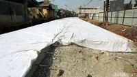 Pelebaran jalan nasional tersebut, akibat sudah tidak seimbangnya antara banyaknya kendaraan yang melintas dengan kondisi ruas jalan yang sempit.