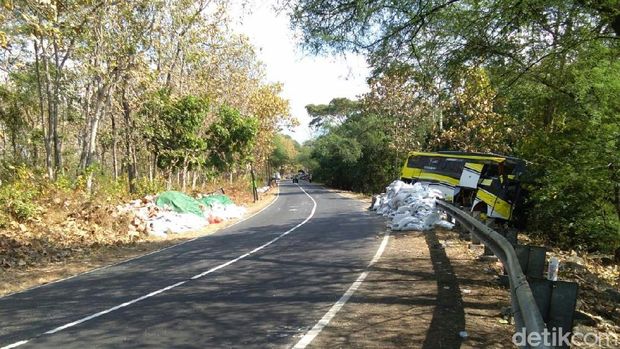 Bangkai bus pariwisata belum diderek/