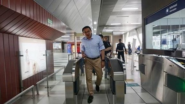 Potret Ahok Jajal MRT Jakarta Pertama Kali