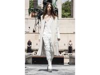 Model Pria Ini Tato Bola Mata Demi Penampilan yang Estetik