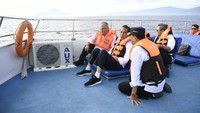 Sambil mengenakan baju pelampung Jokowi berbincang dengan para menterinya ketika sedang berlayar menuju Bunaken di Sulawesi Utara.
