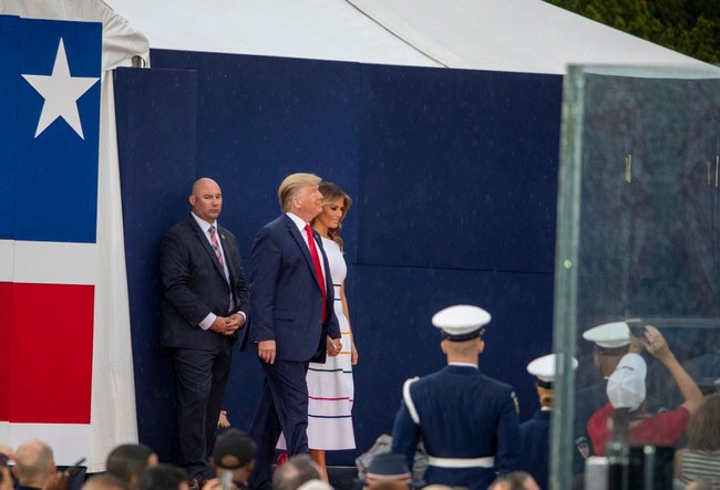 Ada pula yang menyebut gaun Melania lebih cocok untuk acara Olimpiade mengingat garis warna-warni yang menghiasinya. Apakah Melania pikir ini acara Olimpiade? Gaun yang menarik, sindir netizen tersebut. (Foto: Getty Images)