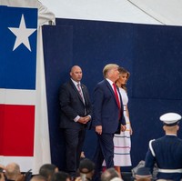 Ada pula yang menyebut gaun Melania lebih cocok untuk acara Olimpiade mengingat garis warna-warni yang menghiasinya. Apakah Melania pikir ini acara Olimpiade? Gaun yang menarik, sindir netizen tersebut. (Foto: Getty Images)