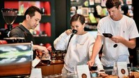 Ternyata Agnez memang penggemar kopi, lihat kedekatan Agnez dan Jeffrey saat menjajal kopi yang disajikan bartender. Jeffrey nampak sibuk mendokumetasikan momen Agnez. Foto: Istimewa