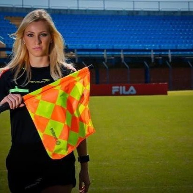 Banyak pria terpesona dengan kecantikkan Fernanda dan menjulukinya sebagai wasit cantik. Foto: Instagram @fernandacolomboreal