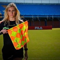 Banyak pria terpesona dengan kecantikkan Fernanda dan menjulukinya sebagai wasit cantik. Foto: Instagram @fernandacolomboreal