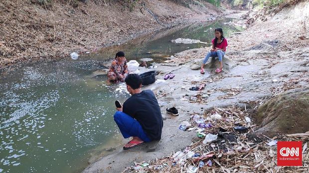 Kemarau, Warga Bekasi Andalkan Sisa Air di Sungai Mengering