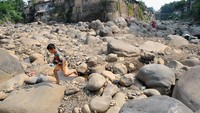 Debit air di Sungai Ciliwung, Kampung Kebon Jukut, Babakan Pasar, Kota Bogor, Jawa Barat, juga mengering. Arif Firmansyah/Antara Foto.