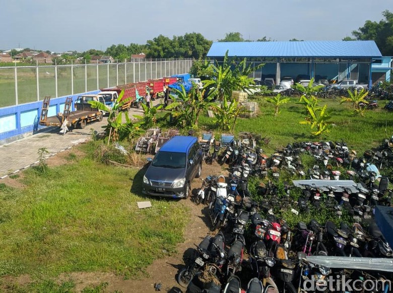 KPK Titipkan 10 Truk dan 4 Mobil Sitaan Kasus Bupati Mojokerto Nonaktif KPK Titipkan 10 Truk dan 4 Mobil Sitaan Kasus Bupati Mojokerto Nonaktif