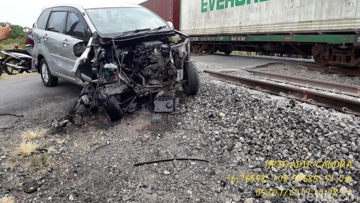 Kereta api tabrak mobil di cirebon