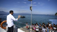 Sejumlah warga turut mengantarkan kepergian Jokowi usai mengunjungi kawasan wisata Bunaken di Sulawesi Utara. Jokowi pun melambaikan tangan kepada warga usai mengunjungi Bunaken.