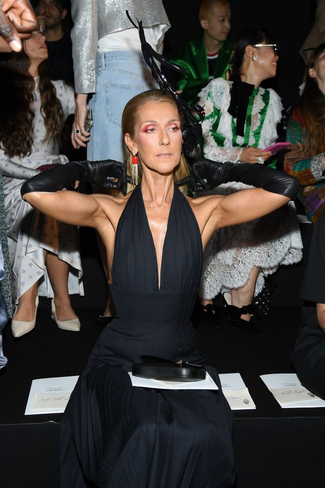 Celine Dion menghadiri fashion show Schiaparelli, Senin (1/7/2019). Pelantun My Heart Will Go On hadir dalam balutan gaun hitam berbelahan dada rendah. (Foto: Pascal Le Segretain/Getty Images)