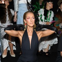 Celine Dion menghadiri fashion show Schiaparelli, Senin (1/7/2019). Pelantun My Heart Will Go On hadir dalam balutan gaun hitam berbelahan dada rendah. (Foto: Pascal Le Segretain/Getty Images)