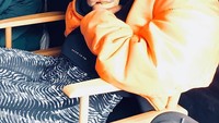 Instagram Halle merupakan Instagram bersama dengan Chloe. Ini pose Halle saat menyesap secangkir kopi hangat. Slurpp! Foto: Instagram chloexhalle